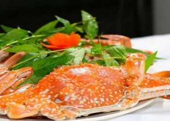 Khi  chọn mua con ghẹ, bạn chỉ cần bấm nhẹ vào phía ức trên yếm 