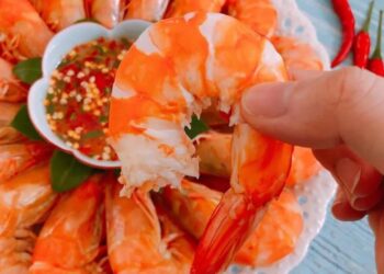 Bí kíp luộc tôm thơm ngọt, đỏ au đơn giản, cực dễ tại nhà