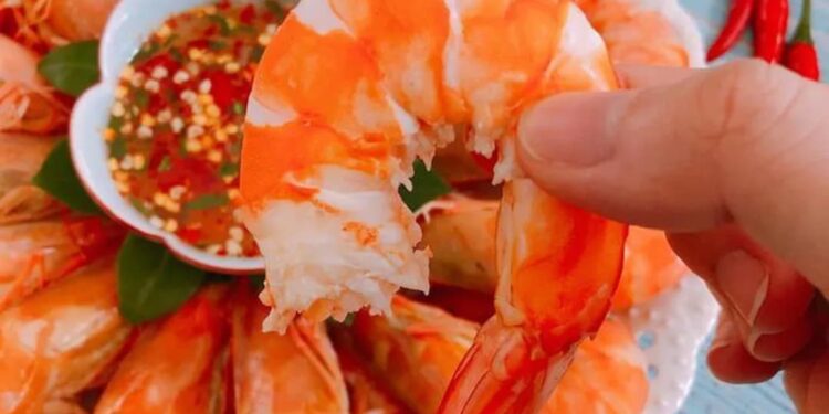 Bí kíp luộc tôm thơm ngọt, đỏ au đơn giản, cực dễ tại nhà