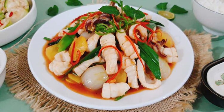 Cách làm mực xào thơm ngon tại nhà