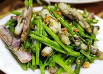 Ốc móng tay xào rau muống thơm ngon