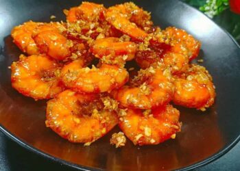 Chiên tôm trên chảo dầu