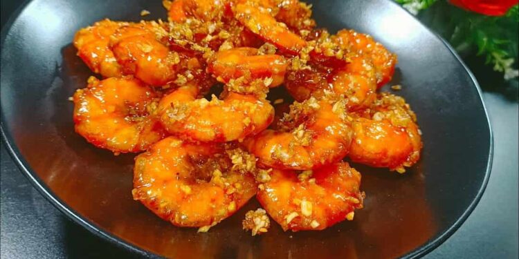 Chiên tôm trên chảo dầu