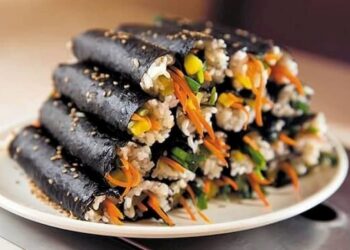 Cơm cuộn rong nho