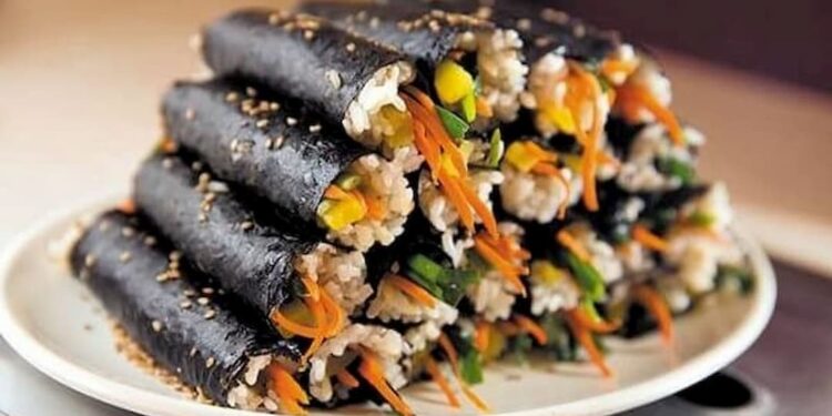 Cơm cuộn rong nho