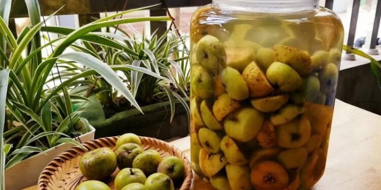 Cách ngâm rượu táo mèo